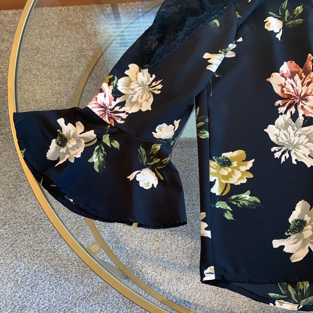Entro Lace and Foral Flowy Boho Top - Picture 11 of 16
